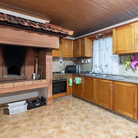 Peaceful Retreat Near Levadas Vakantiehuis