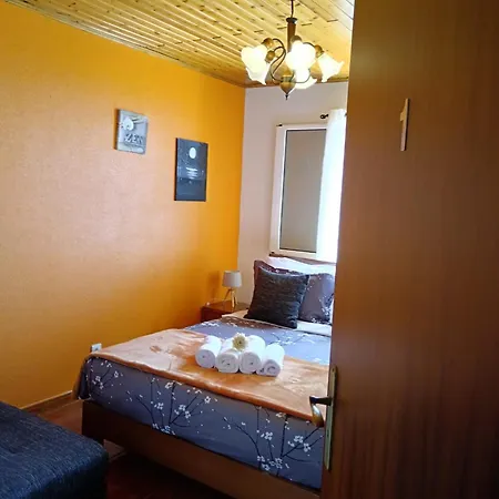 Peaceful Retreat Near Levadas Ribeira do Raposo