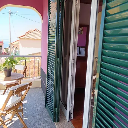 Peaceful Retreat Near Levadas Ribeira do Raposo