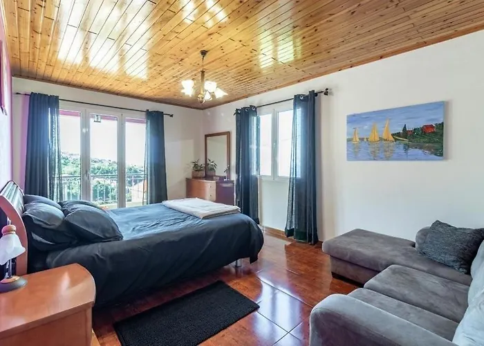 Peaceful Retreat Near Levadas Vakantiehuis *