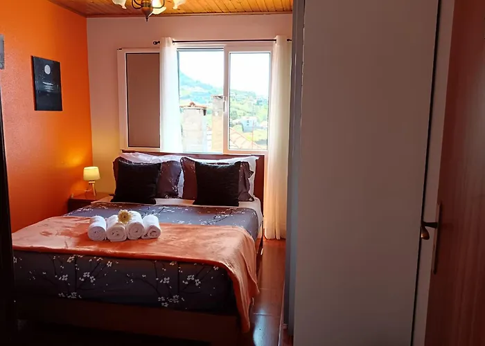 Peaceful Retreat Near Levadas Vakantiehuis *